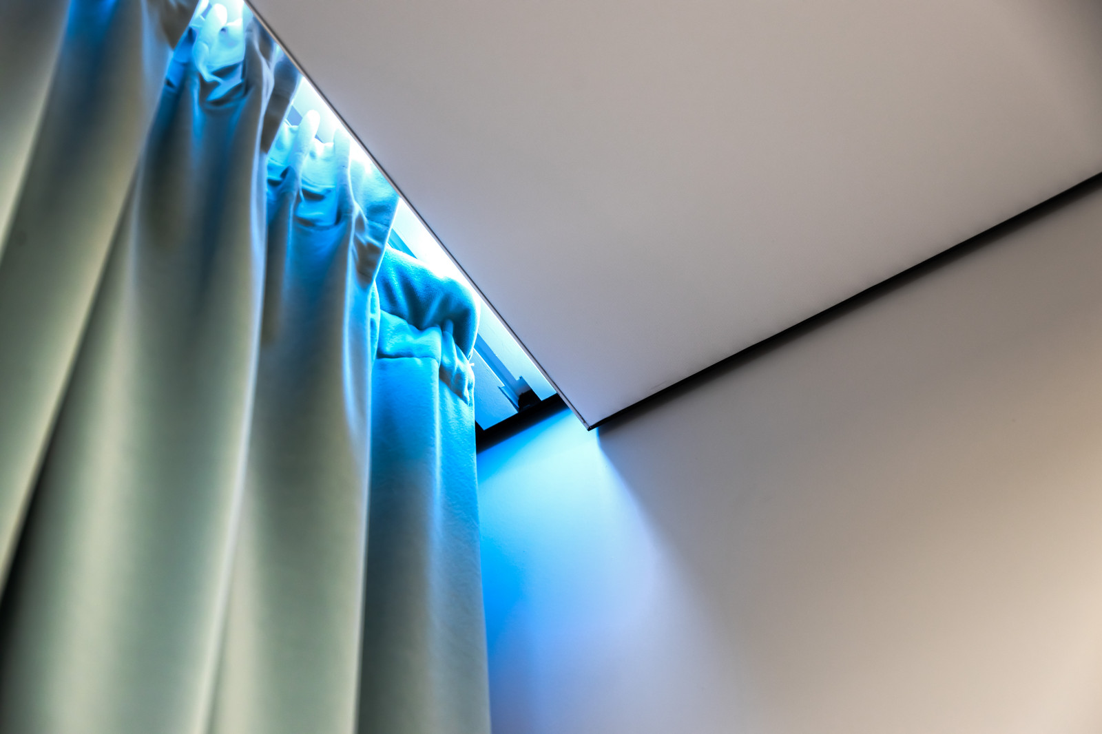 Установка натяжных потолков в квартире.