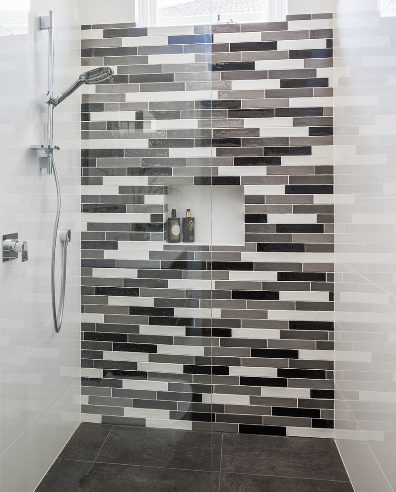 Idee per una stanza da bagno minimalista con pistrelle in bianco e nero, pareti bianche, pavimento con piastrelle in ceramica, lavabo sottopiano e top in superficie solida