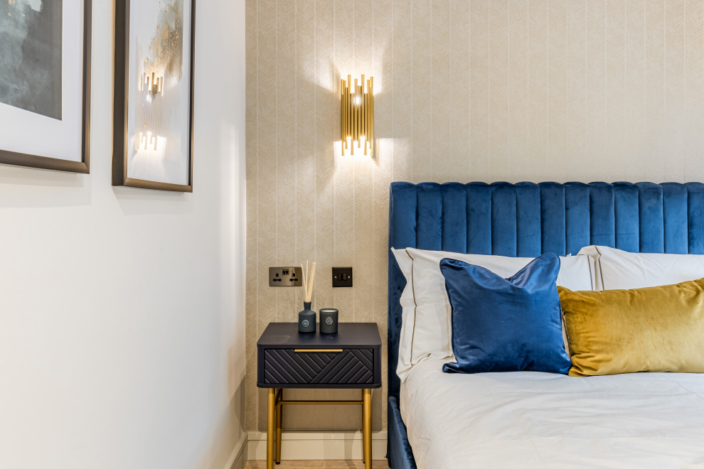 Пример оригинального дизайна: гостевая спальня среднего размера, (комната для гостей) на мансарде в современном стиле с синими стенами, деревянным полом, многоуровневым потолком и обоями на стенах