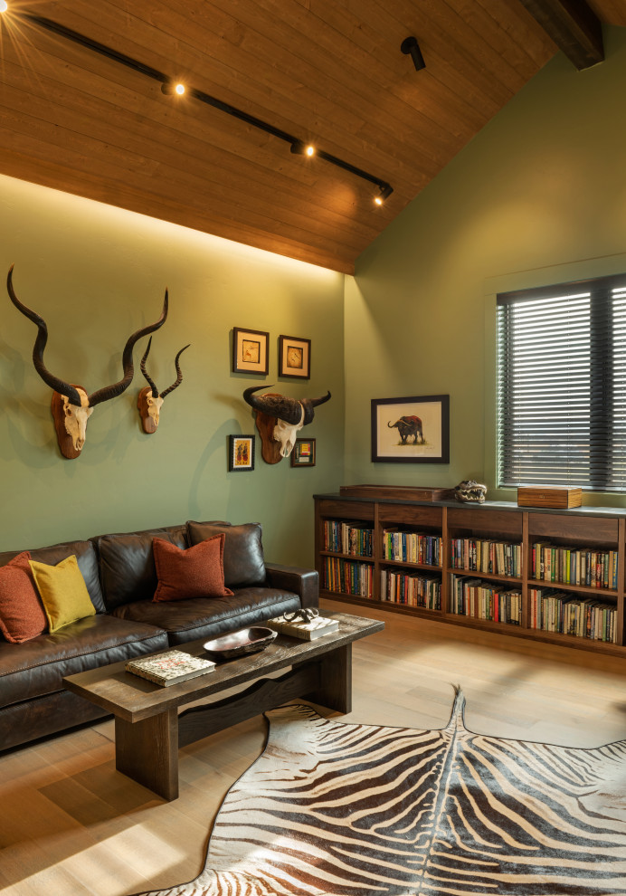 Uriges Arbeitszimmer mit weißer Wandfarbe, hellem Holzboden und gewölbter Decke in Sonstige
