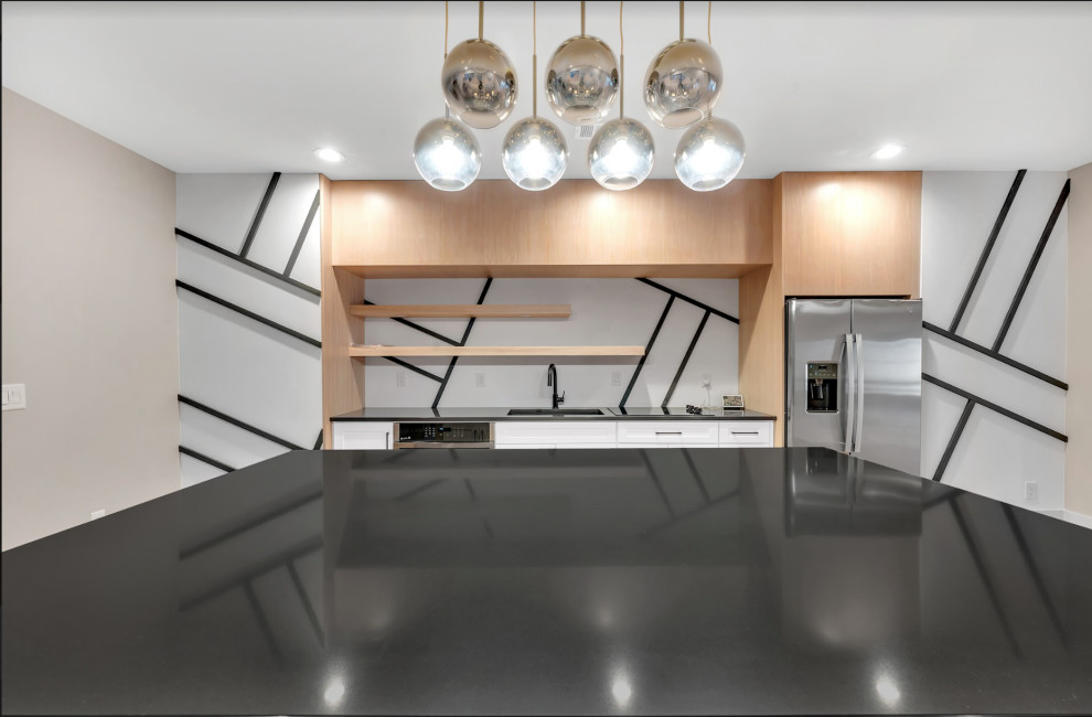 Ispirazione per una grande taverna minimalista con sbocco, pareti grigie, pavimento in vinile, pavimento grigio e pannellatura