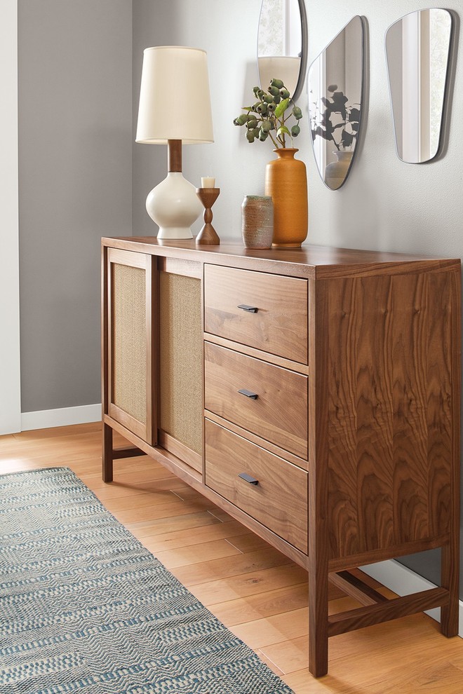 Example of a transitional entryway design in Minneapolis