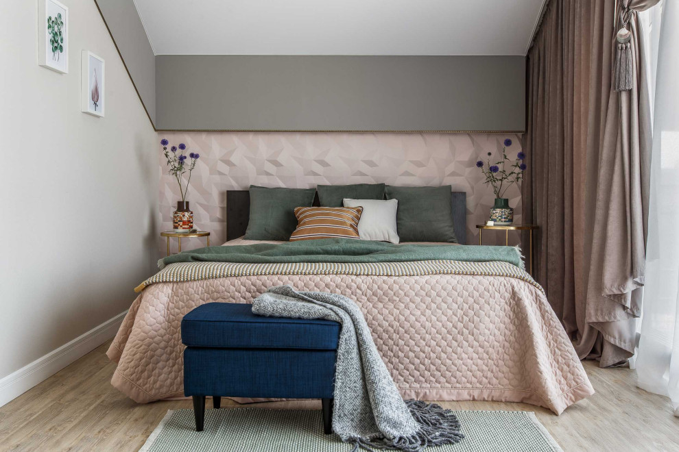 Пример оригинального дизайна: спальня в современном стиле с серыми стенами, светлым паркетным полом, бежевым полом и сводчатым потолком