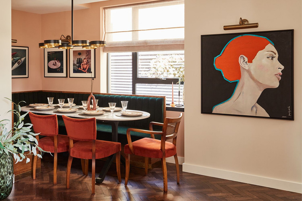 Источник вдохновения для домашнего уюта: столовая в стиле фьюжн с с кухонным уголком, розовыми стенами и темным паркетным полом