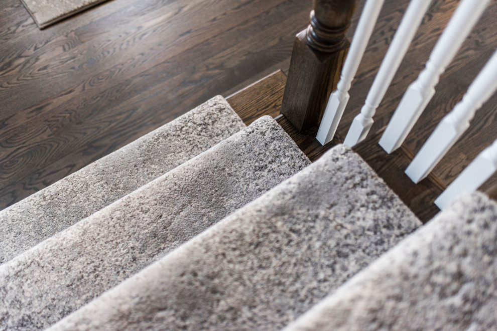 Example of a transitional entryway design in Chicago