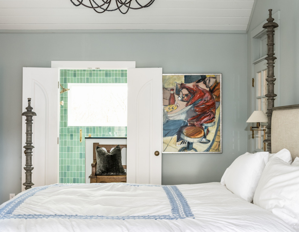 Exemple d'une chambre d'amis nature de taille moyenne avec un mur bleu, parquet clair, aucune cheminée, un sol marron et un plafond en bois.