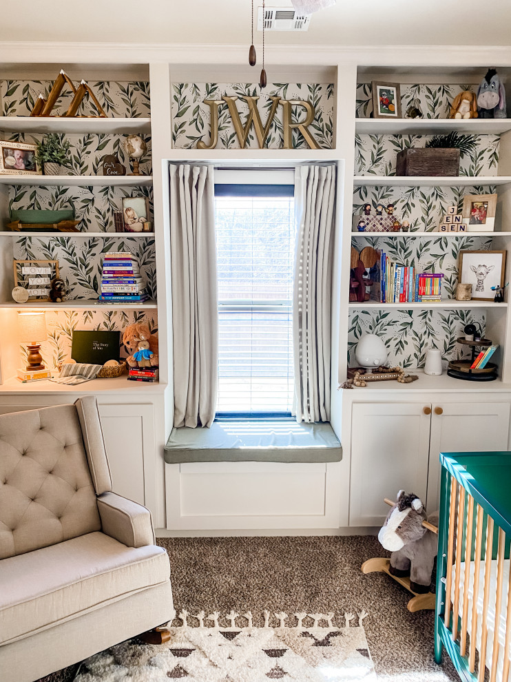 Idée de décoration pour une petite chambre de bébé garçon nordique avec un mur beige, moquette, un sol multicolore et boiseries.