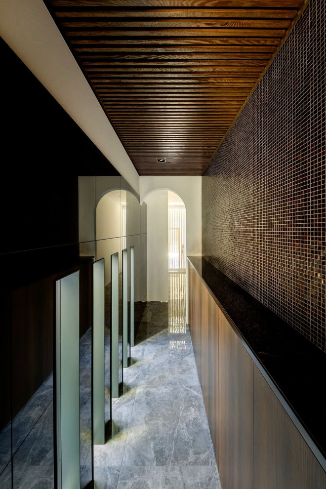 Diseño de recibidores y pasillos extra grandes con paredes marrones, suelo de baldosas de cerámica, suelo gris y casetón