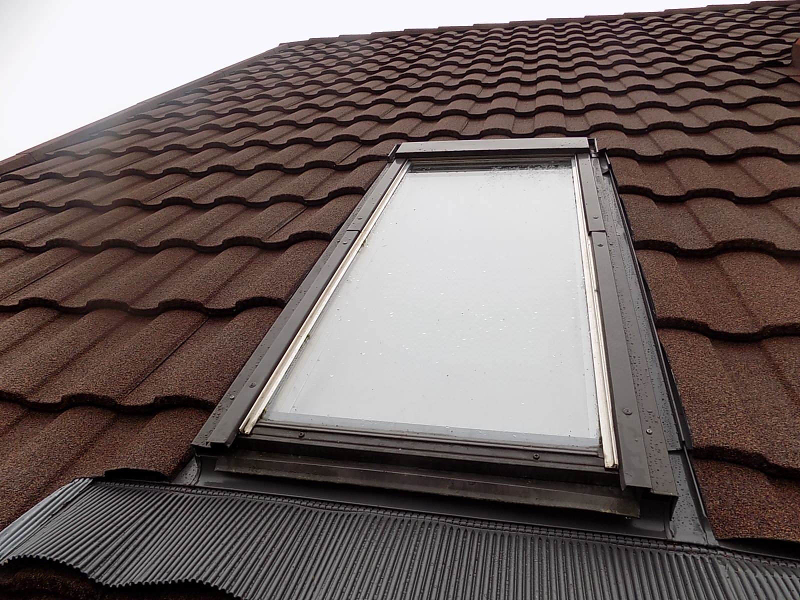 Замена старой кровли на композитную черепицу Metrotile Metroroman