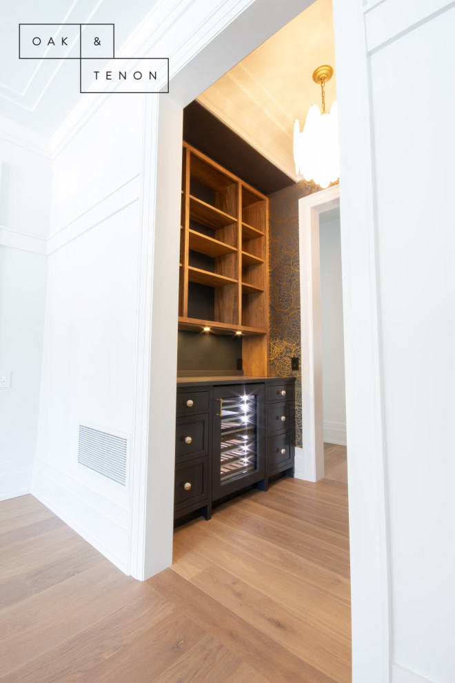 Kitchen - transitional kitchen idea in Toronto