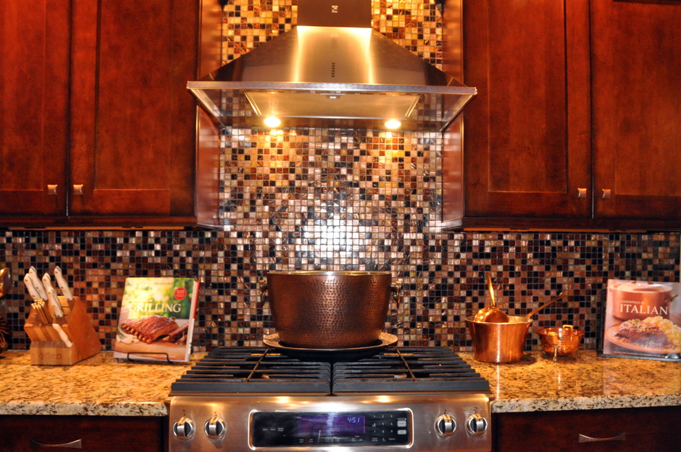 Example of a transitional kitchen design in Chicago