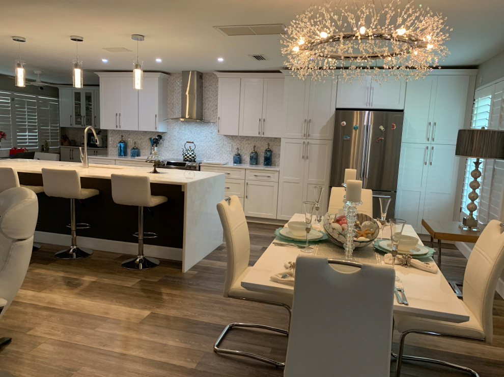 Transitional kitchen photo in Tampa