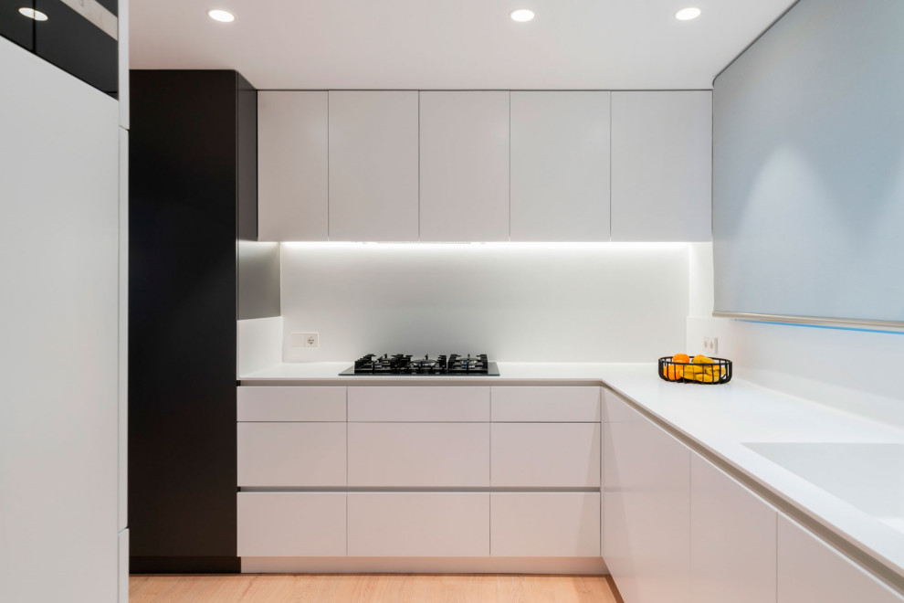Источник вдохновения для домашнего уюта: п-образная кухня-гостиная в стиле модернизм с белой столешницей