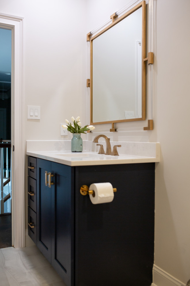 Cette photo montre une salle de bain chic avec un placard à porte shaker, des portes de placard bleues, une douche double, un bidet, un carrelage blanc, des carreaux de porcelaine, un sol en carrelage de porcelaine, un lavabo posé, un plan de toilette en quartz, une cabine de douche à porte coulissante, un plan de toilette gris, meuble simple vasque et meuble-lavabo encastré.