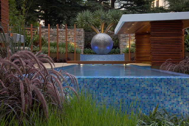 Floating Layers contemporary-garden