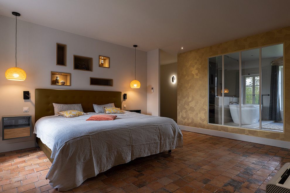 Großes Modernes Hauptschlafzimmer mit beiger Wandfarbe, Terrakottaboden, braunem Boden und Tapetenwänden in Sonstige