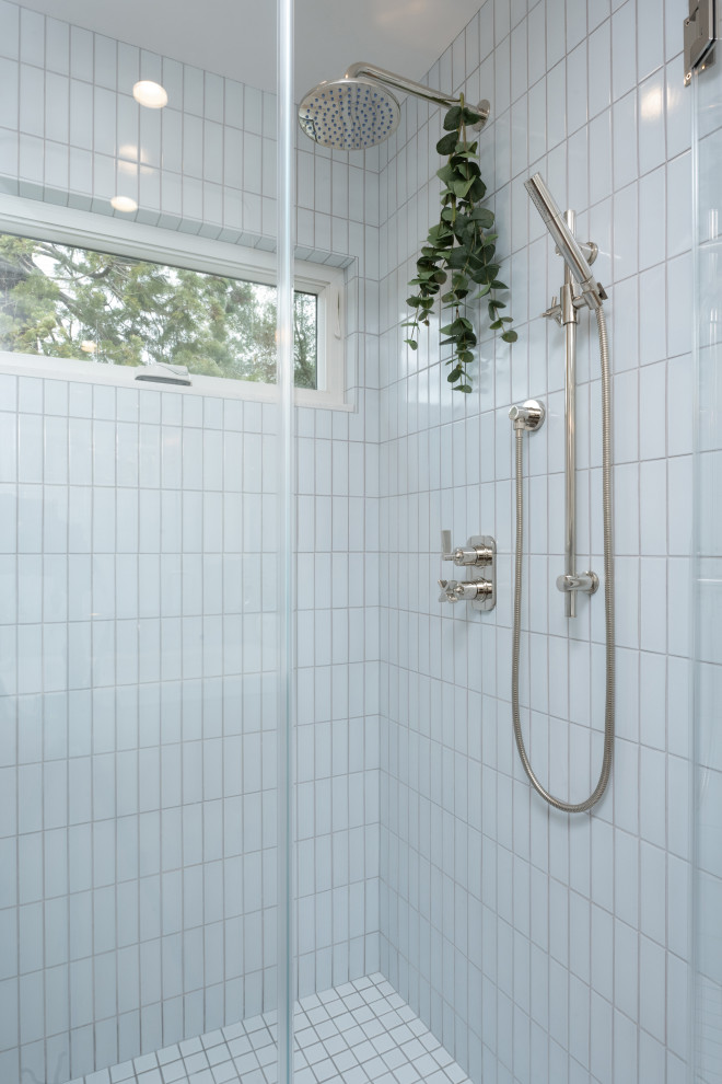 Стильный дизайн: маленькая главная ванная комната в современном стиле с фасадами в стиле шейкер, светлыми деревянными фасадами, душем в нише, унитазом-моноблоком, синей плиткой, керамической плиткой, серыми стенами, полом из терраццо, врезной раковиной, столешницей из искусственного кварца, белым полом, душем с распашными дверями, белой столешницей, сиденьем для душа, тумбой под две раковины и встроенной тумбой для на участке и в саду - последний тренд