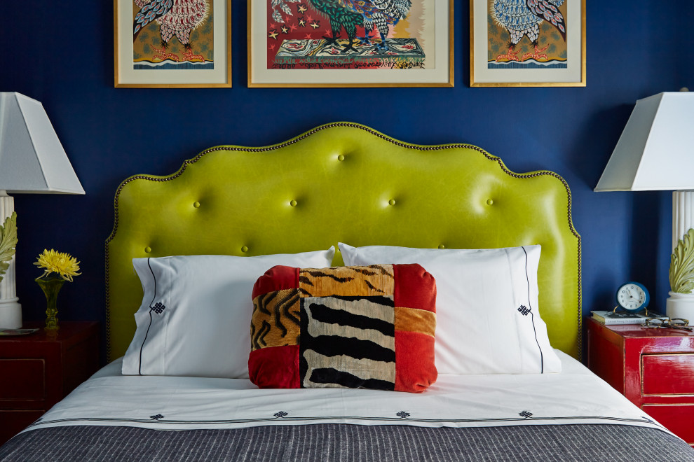 ニューヨークにある小さなトラディショナルスタイルのおしゃれな主寝室 (青い壁) のインテリア