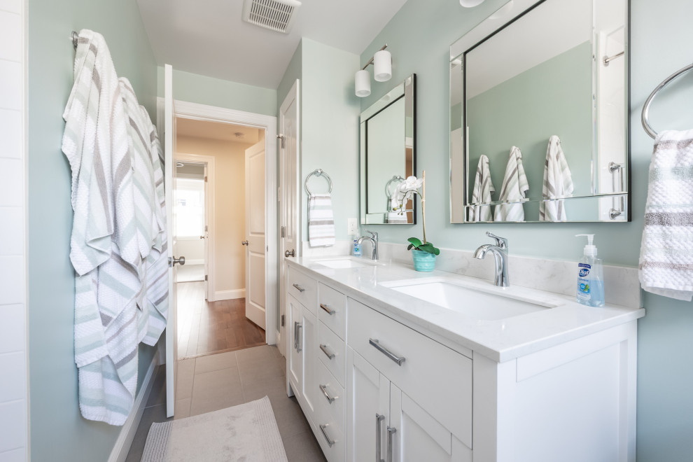Ejemplo de cuarto de baño doble y a medida tradicional renovado con puertas de armario blancas, paredes verdes, suelo de baldosas de cerámica, lavabo bajoencimera, suelo gris y encimeras blancas
