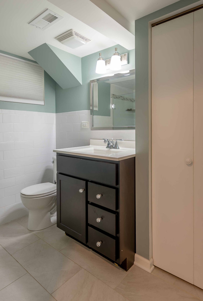 Bild på ett litet eklektiskt vit vitt badrum med dusch, med skåp i shakerstil, skåp i mörkt trä, en dusch i en alkov, vit kakel, keramikplattor, blå väggar, klinkergolv i keramik, ett undermonterad handfat, bänkskiva i akrylsten, beiget golv, dusch med gångjärnsdörr och en toalettstol med hel cisternkåpa
