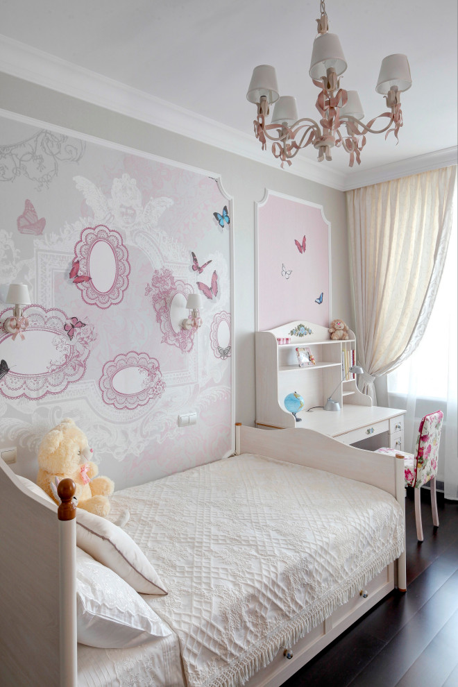 Diseño de dormitorio infantil de 4 a 10 años clásico renovado de tamaño medio con paredes beige, suelo de madera oscura, suelo negro, bandeja y panelado