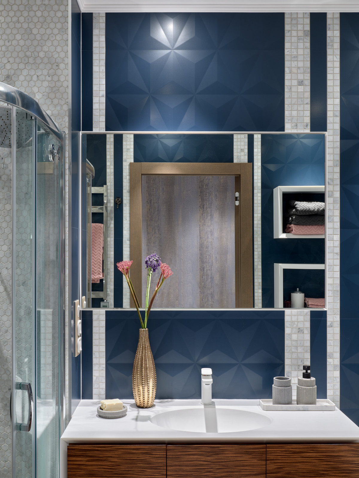 Современный интерьер с отсылкой к классике. Дизайнер Татьяна Нацвина.