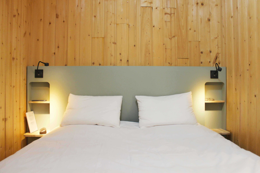 На фото: спальня среднего размера, в белых тонах с отделкой деревом в стиле рустика с белыми стенами, полом из линолеума, серым полом и стенами из вагонки без камина