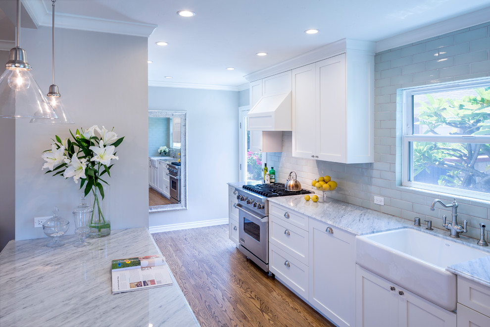 This is an example of a transitional kitchen in Los Angeles.