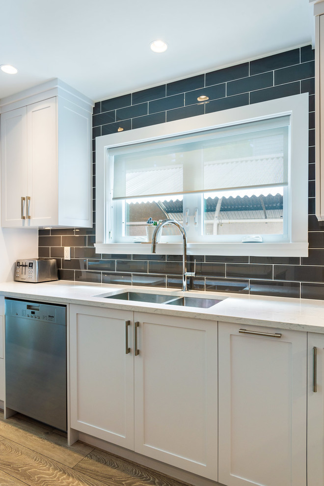 Trendy kitchen photo in Vancouver