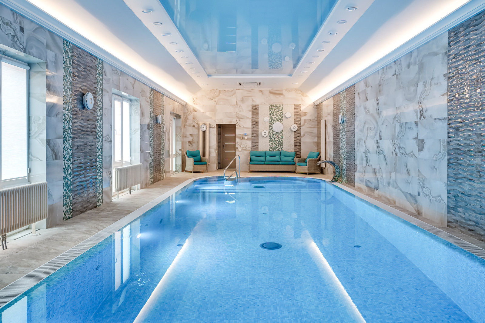 Интерьер с бассейном