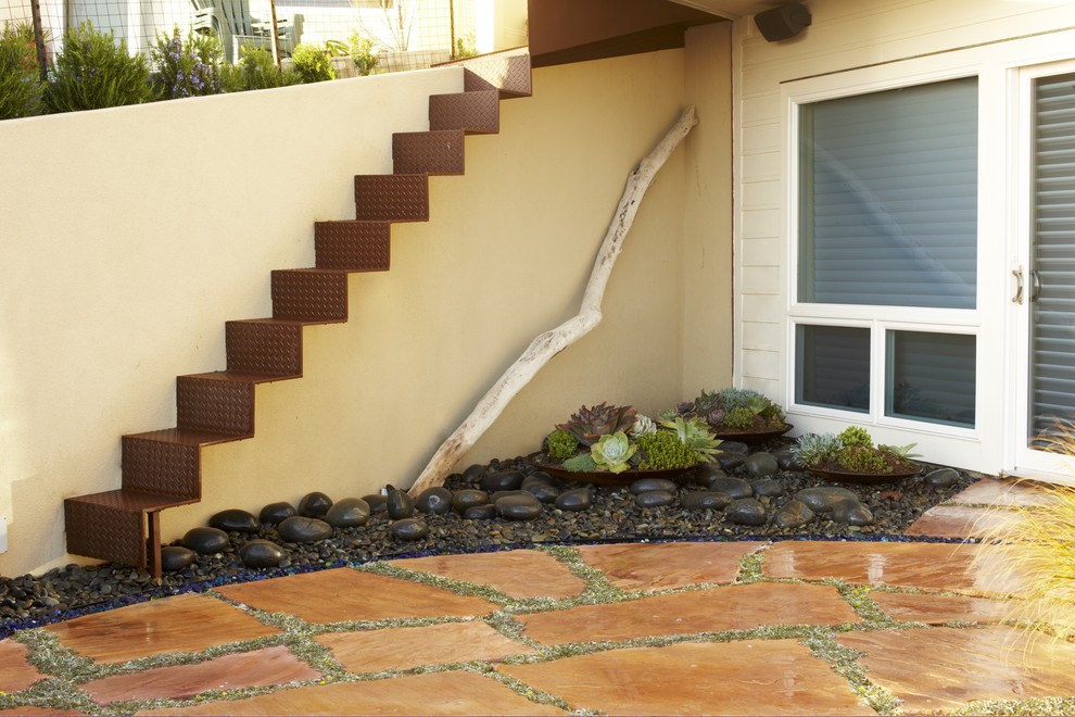 Idee per un giardino costiero in cortile con un giardino in vaso e pavimentazioni in pietra naturale