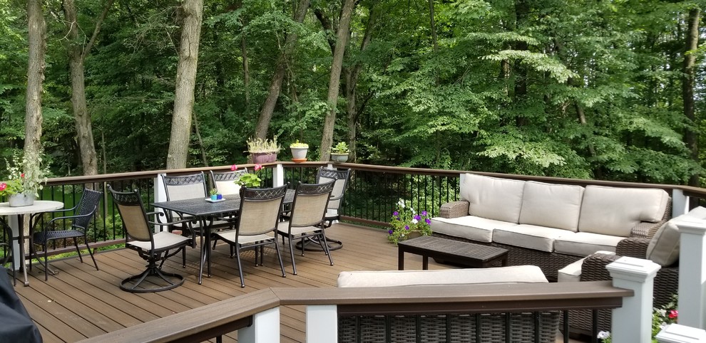 Example of a mid-sized transitional rooftop deck design in Grand Rapids with no cover