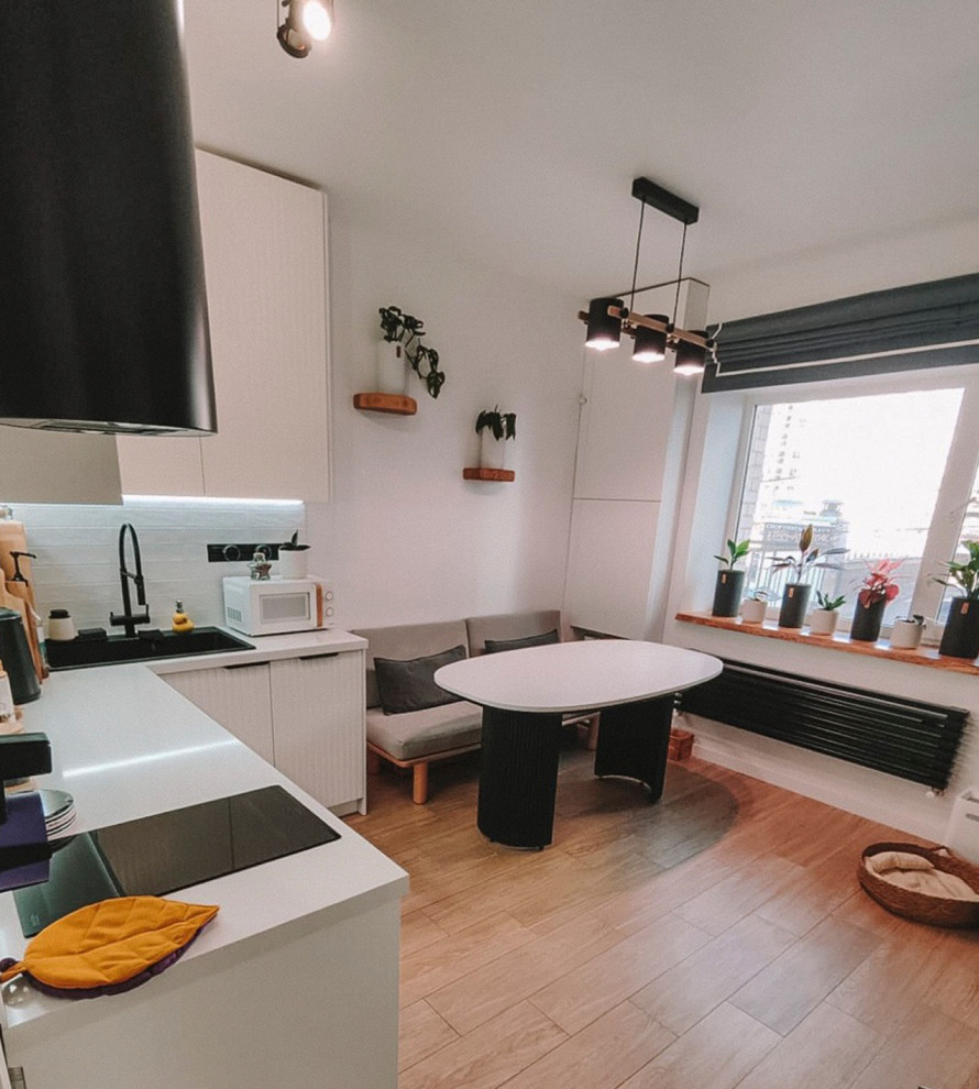 Компактная кухня  с Crystal Absolute White от Technistone.