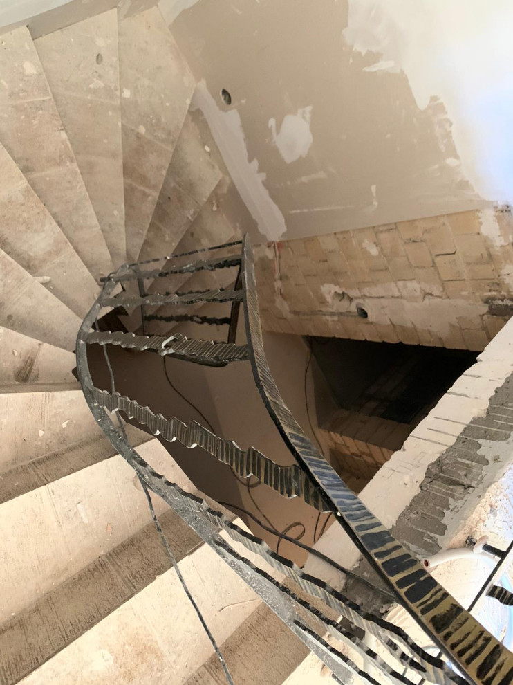 Черная лестница в проеме с окном