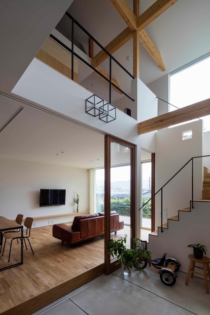 生駒の家 吹き抜けを通じて家族がつながる暖かい家 House in Ikoma moderno-escalera