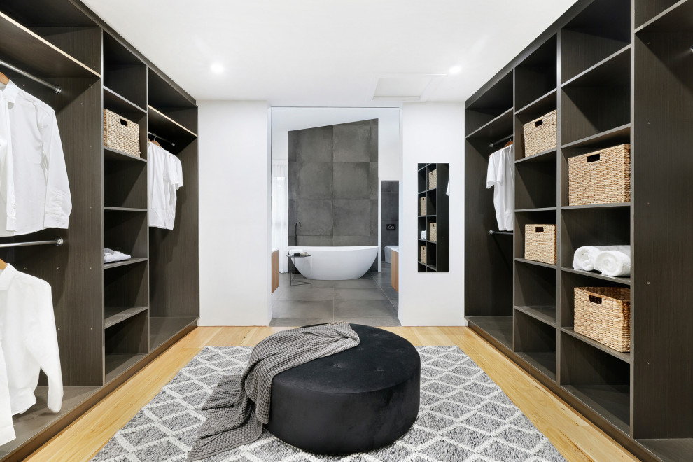 This is an example of a modern storage and wardrobe in Gold Coast - Tweed.