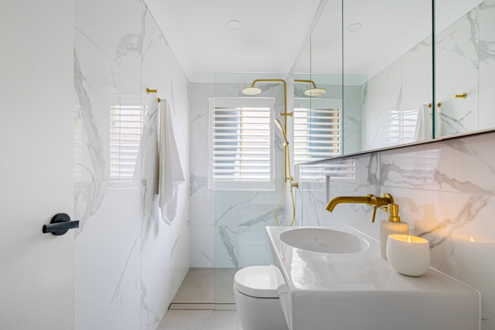 Стильный дизайн: маленькая ванная комната в стиле модернизм с открытым душем, унитазом-моноблоком, разноцветной плиткой, белыми стенами, душевой кабиной, подвесной раковиной, серым полом, открытым душем и тумбой под одну раковину для на участке и в саду - последний тренд