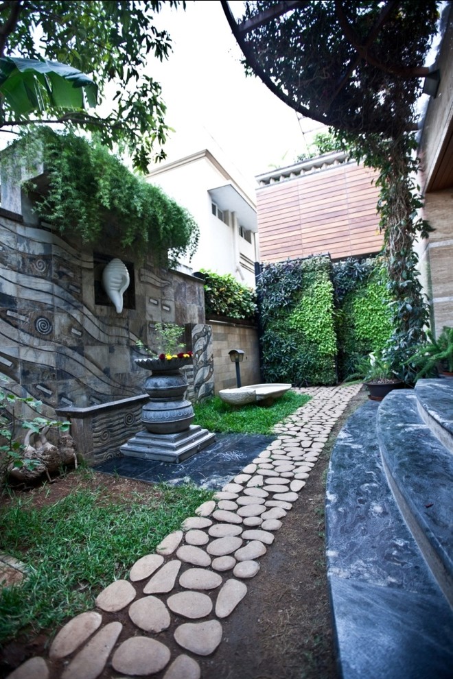 This is an example of a contemporary garden in Bengaluru.