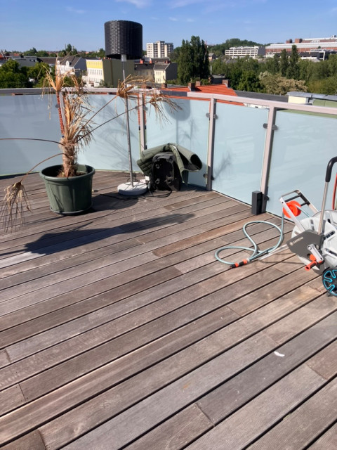 Gro&szlig;e Dachterrasse mit Hochbeeten 