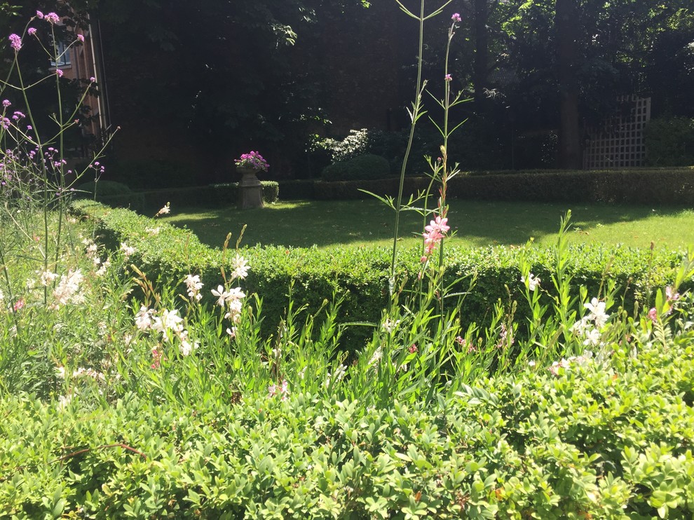Idee per un giardino formale tradizionale esposto in pieno sole di medie dimensioni e dietro casa in estate con ghiaia