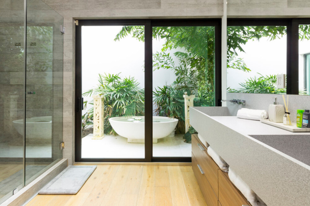 Inspiration for a modern bathroom in Miami.