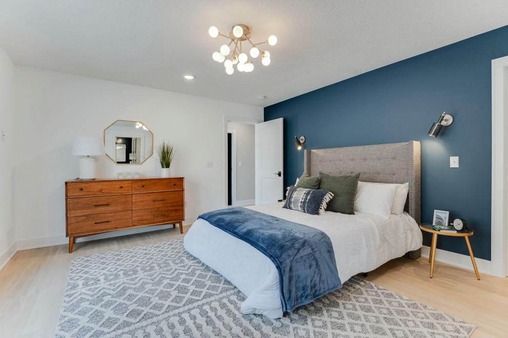 Aménagement d'une chambre parentale moderne de taille moyenne avec un mur bleu, un sol en vinyl et un sol beige.