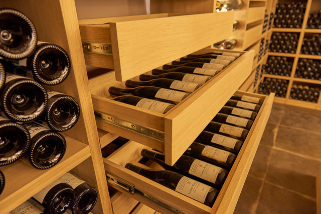 Agencement de cave contemporaneo-cantina