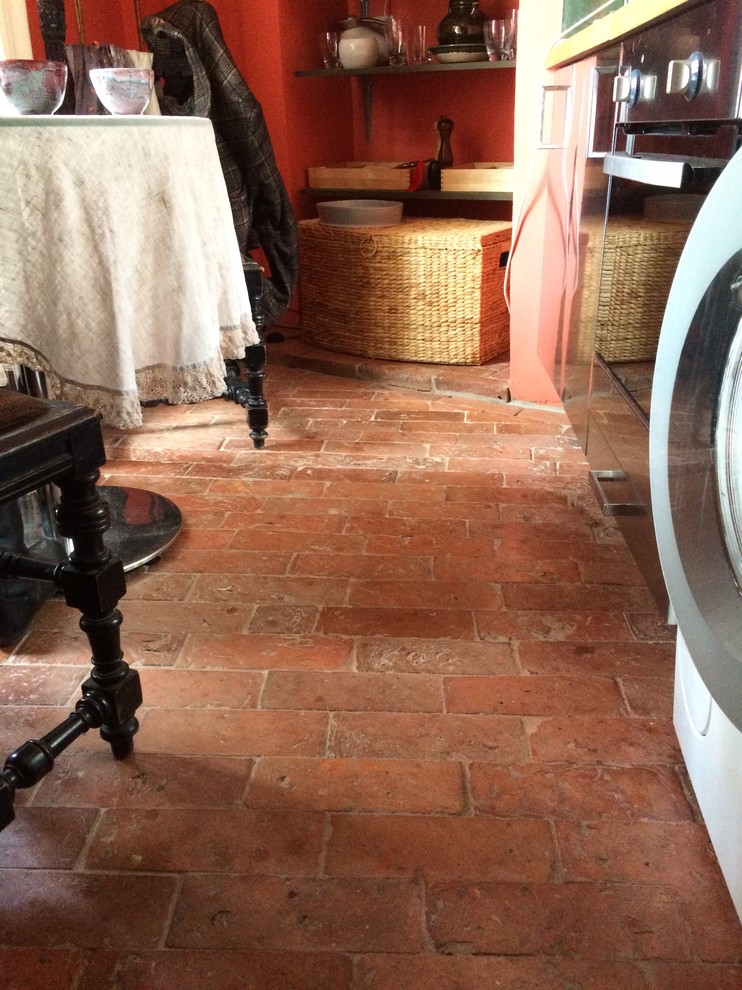 Пол из старинного кирпича на кухне