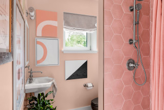 ピンクのコンテンポラリースタイルのおしゃれな浴室の画像 21年9月 Houzz ハウズ