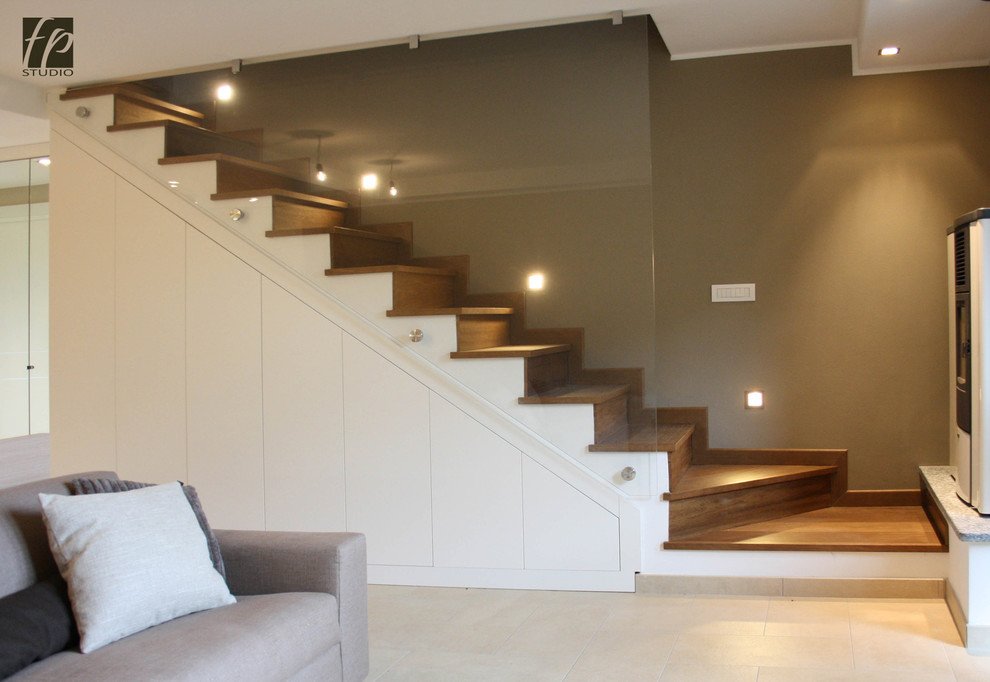 Idée de décoration pour un petit escalier droit design avec des marches en bois et des contremarches en bois.