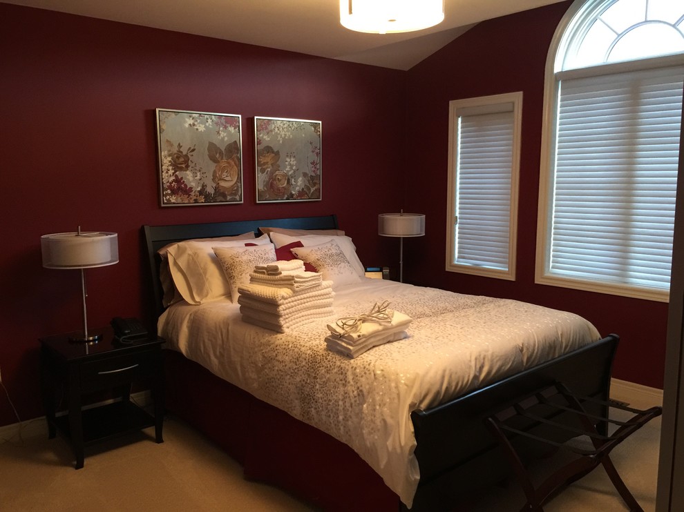 Example of a transitional home design design in Toronto
