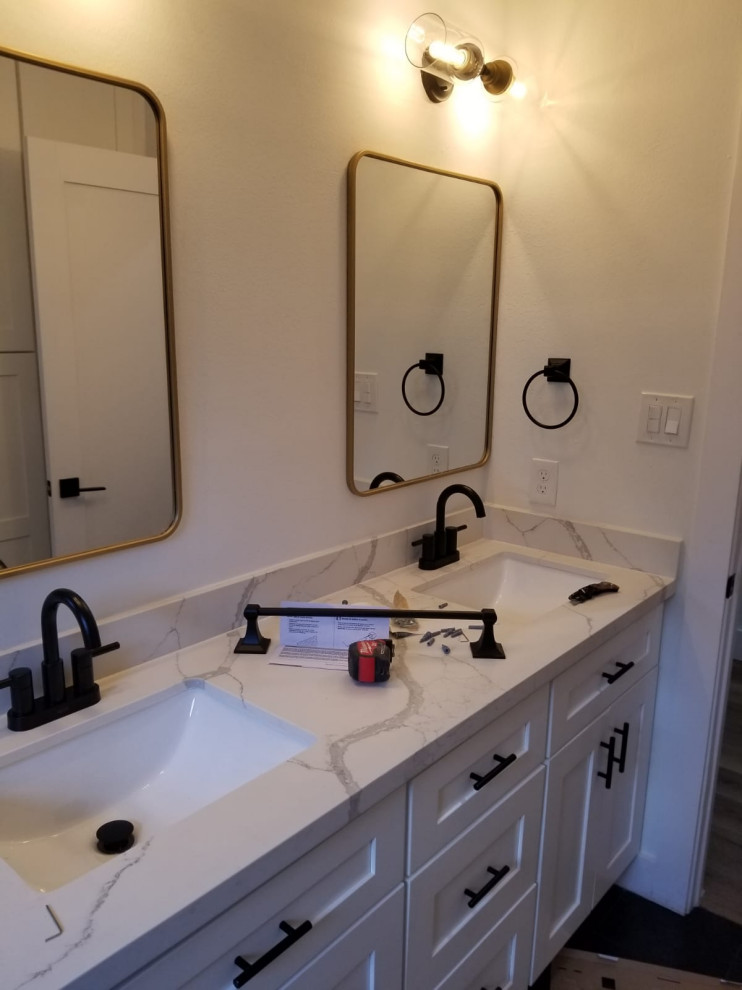 Foto di una stanza da bagno padronale design di medie dimensioni con ante in stile shaker, ante bianche, piastrelle bianche, pareti bianche, lavabo sottopiano, top in granito, top bianco e due lavabi