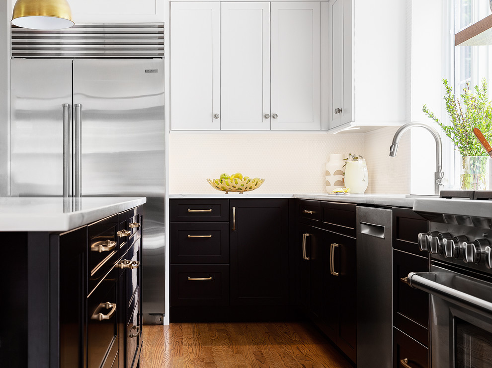 Eat-in kitchen - transitional l-shaped eat-in kitchen idea with an undermount sink, quartzite countertops, stainless steel appliances and an island
