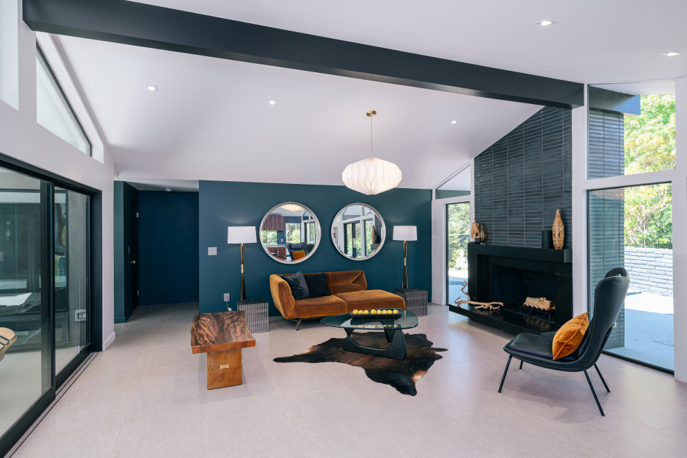 Свежая идея для дизайна: маленькая парадная, открытая гостиная комната в стиле ретро с синими стенами, полом из керамической плитки, фасадом камина из кирпича, бежевым полом, балками на потолке и кирпичными стенами для на участке и в саду - отличное фото интерьера
